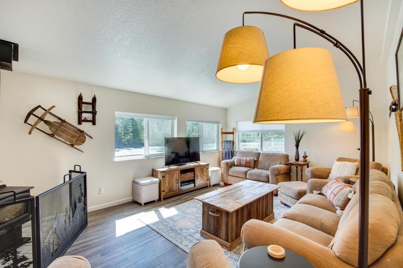 Riverfront Home With Deck, Near Mount Rainier! 帕克伍德 外观 照片