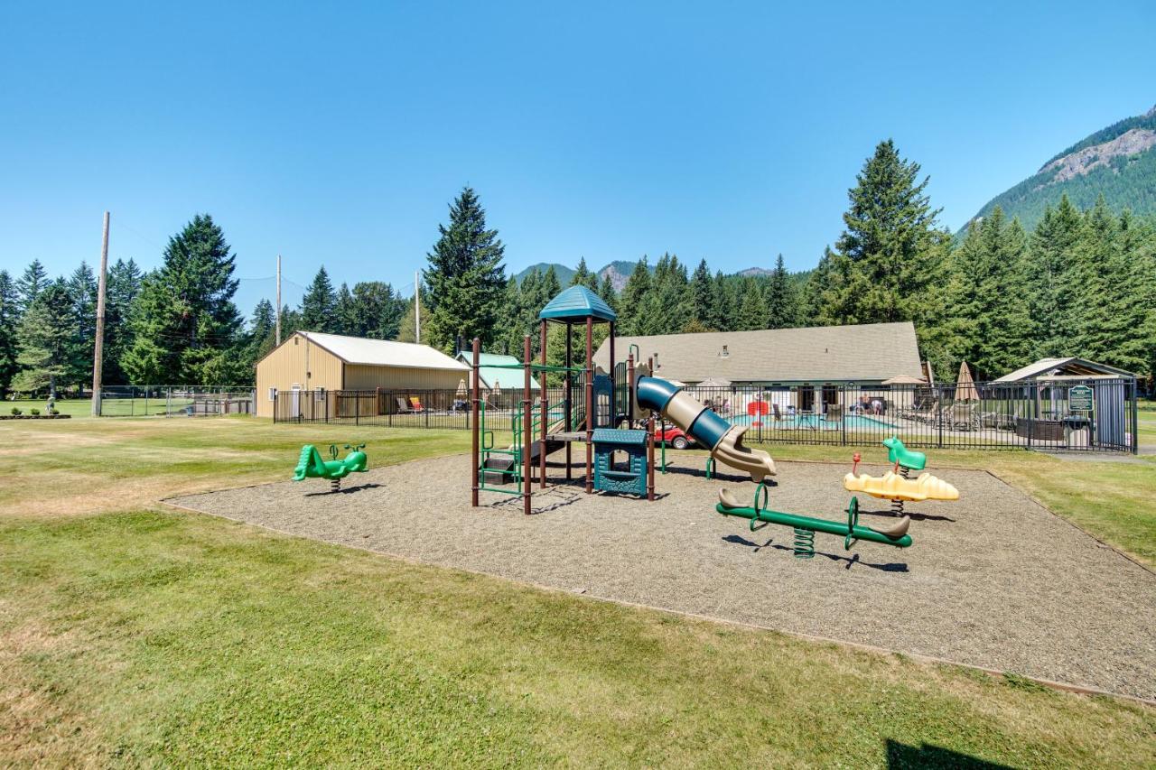 Riverfront Home With Deck, Near Mount Rainier! 帕克伍德 外观 照片