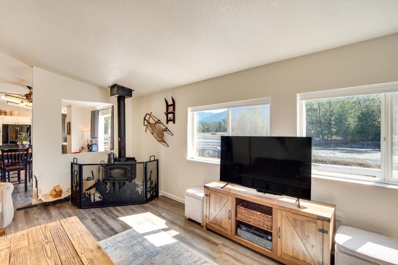 Riverfront Home With Deck, Near Mount Rainier! 帕克伍德 外观 照片