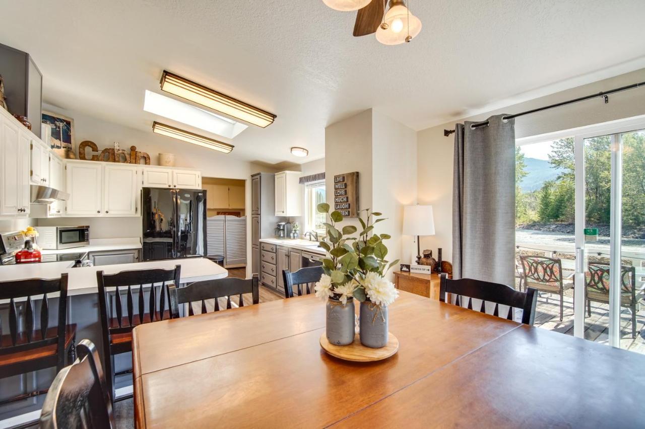 Riverfront Home With Deck, Near Mount Rainier! 帕克伍德 外观 照片
