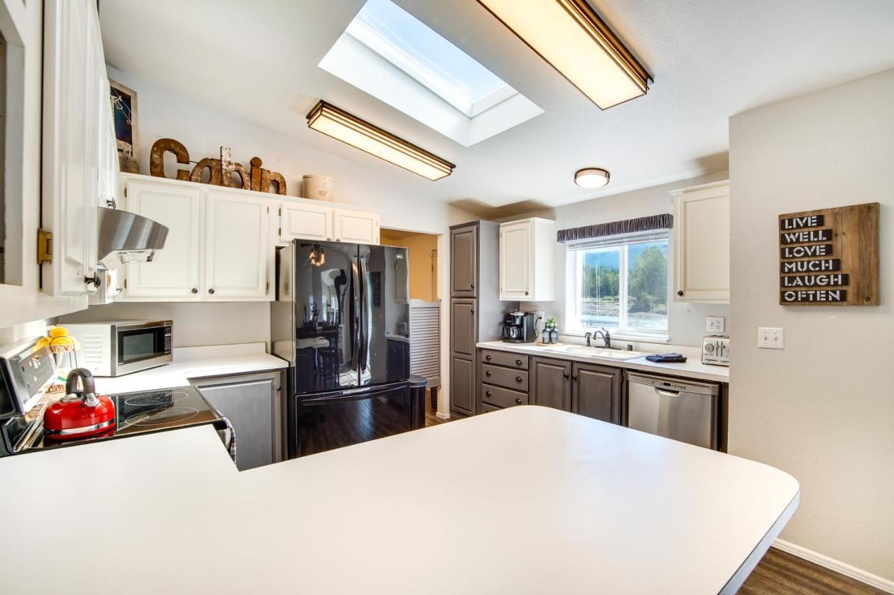 Riverfront Home With Deck, Near Mount Rainier! 帕克伍德 外观 照片