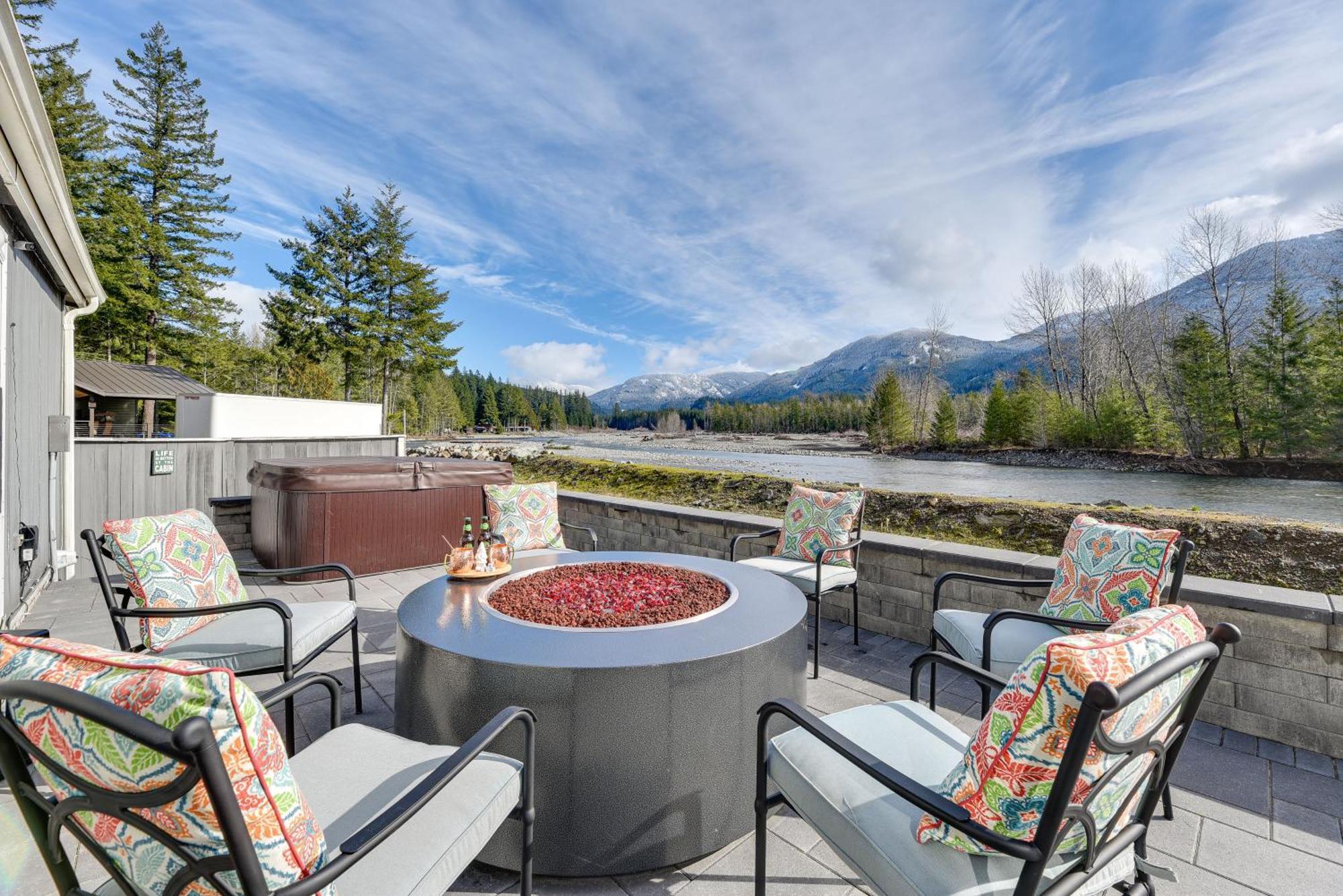 Riverfront Home With Deck, Near Mount Rainier! 帕克伍德 外观 照片
