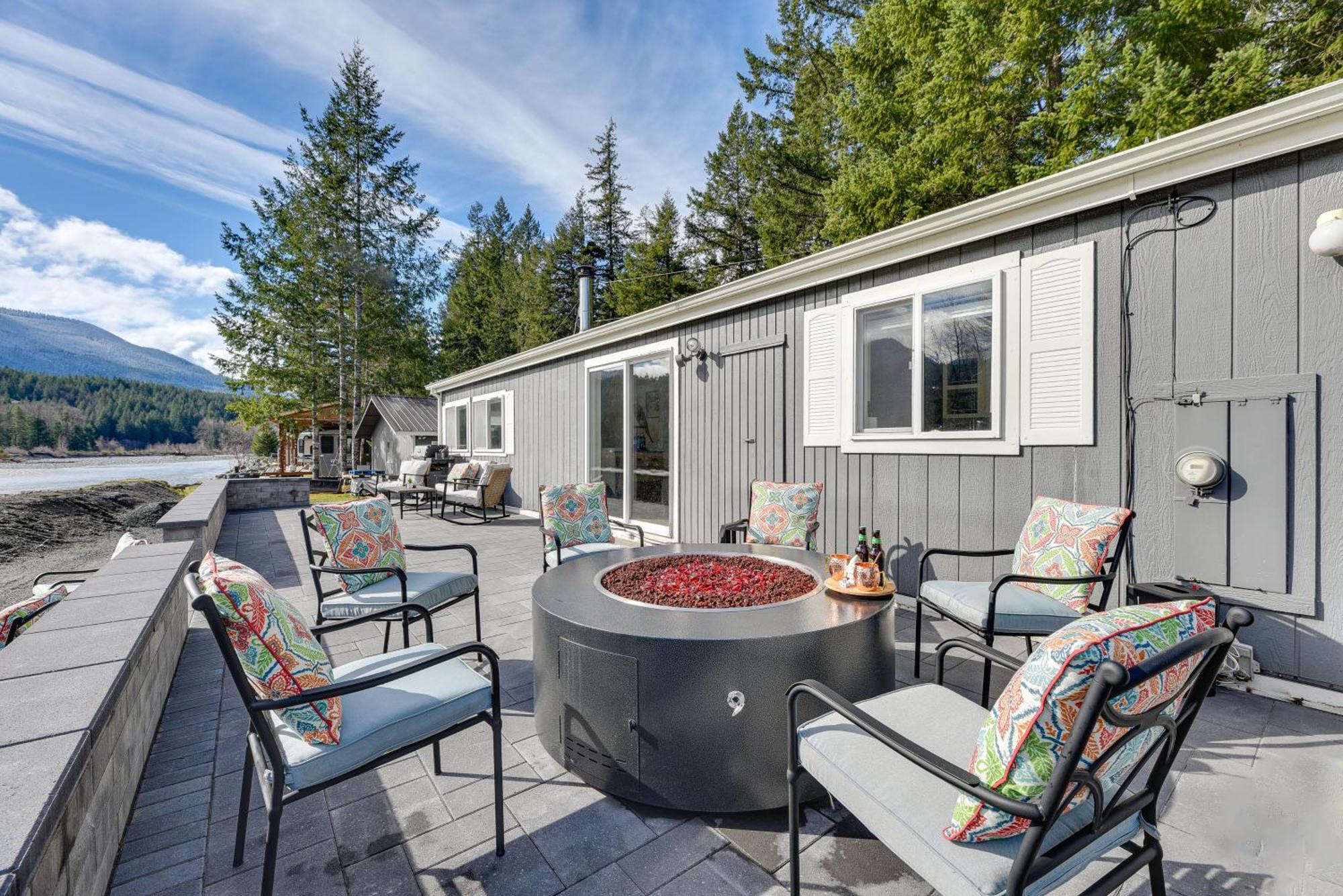 Riverfront Home With Deck, Near Mount Rainier! 帕克伍德 外观 照片