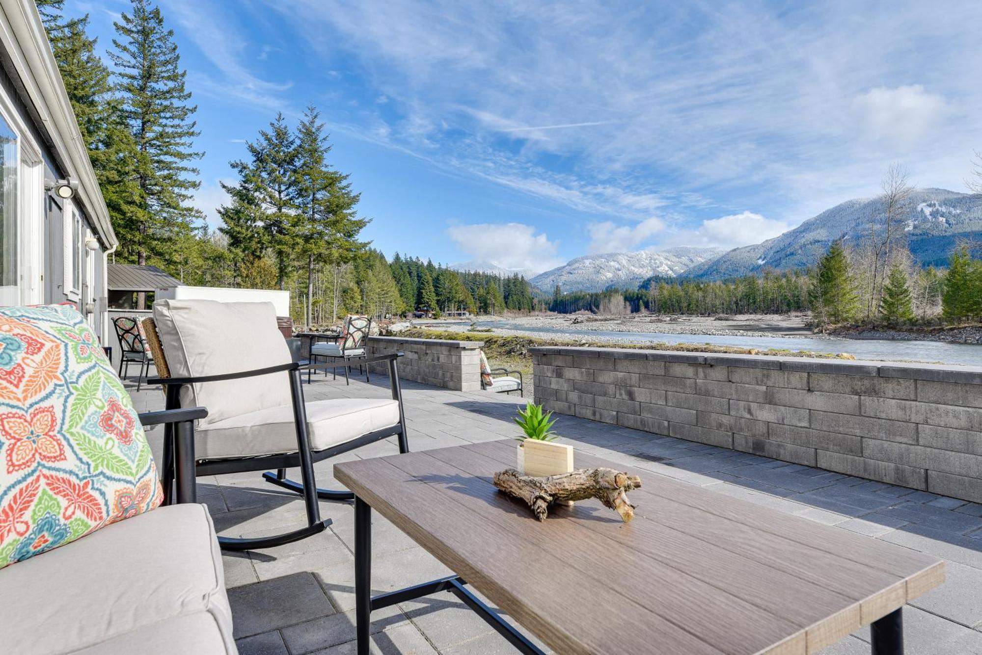 Riverfront Home With Deck, Near Mount Rainier! 帕克伍德 外观 照片