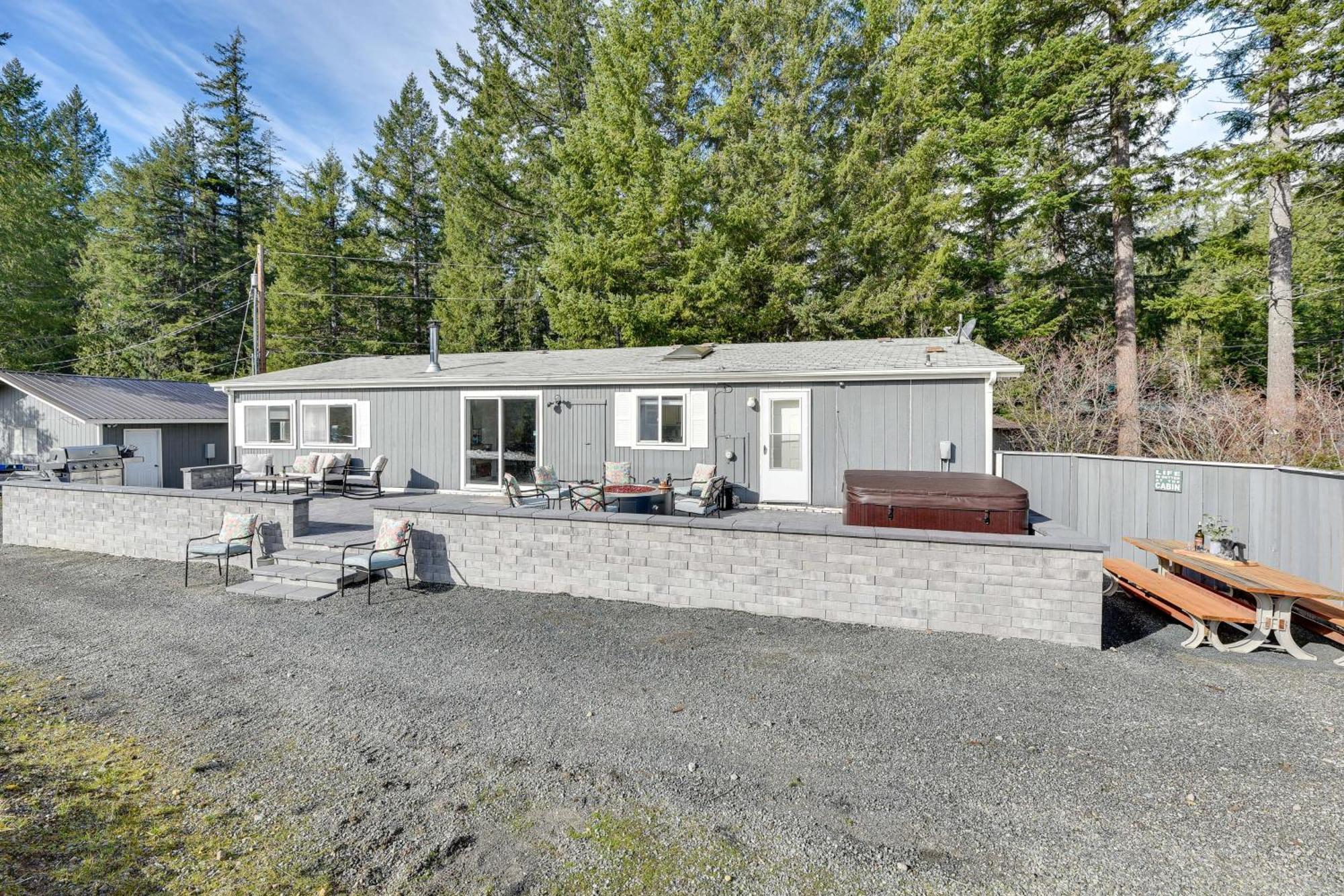 Riverfront Home With Deck, Near Mount Rainier! 帕克伍德 外观 照片